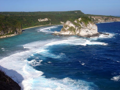 塞班有着蔚蓝如洗的晴空、翡翠般湛蓝的海水及细白的沙滩，西临菲律宾，是西太平洋的度假胜地。北玛利安纳群岛共有14个岛屿，塞班、天宁是最南边的岛屿，也是观光游客最常前往的岛屿。 追溯1500年，查莫罗人在塞班、天宁、罗塔岛出没；追溯4