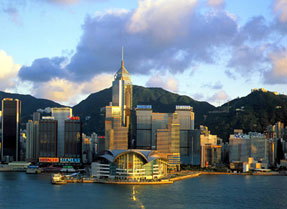 香港是我国的一个特别行政区，著名国际金融中心、贸易中心和自由港，被誉为“东方之珠”、“动感之都”。香港被誉为最受旅客欢迎的亚洲城市。香港是一个中西合璧的城市，既保留传统的中国文化，又深受英国殖民地时代的影响。香港位处广东沿岸，地方色彩相当浓