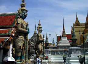 泰国以“千佛之国”闻名于世，素有“黄袍佛国 ”美誉，是一个具有两千多年佛教史的文明古国，在美丽富饶的国土上，有30,OOO多座充满神话色彩的古老寺院和金碧辉煌的宫殿。泰国佛寺外观造型宏伟壮观，建筑装饰精巧卓绝，享有“泰国艺术博物馆 ”美称，是