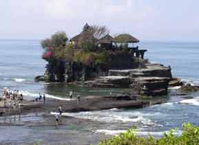 巴厘岛位于印度尼西亚群岛的中南部，以典型的海滨自然风光和独特的风土人情而闻名。巴厘岛有“花之岛”、“诗之岛”、“天堂岛”等美称，这里沙滩细洁、绿树成荫，岛上一年四季鲜花盛开，空气清新，有如人间仙境。在这里所有与水有关的休闲活动都可以找得到。
