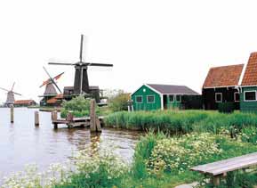 荷兰没有崇山峻岭，但是它的河网、堤坝和圩田都构成了荷兰的独特风光。荷兰是世界著名的“洼之国”，拥有方便的地理位置、四通八达的交通、近20处旅游休假区和旧城、运河、鲜花种植区、博物馆等主要观光点。        阿姆斯特丹是相当适合