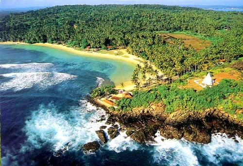 热带岛国斯里兰卡（SriLanka）旧称锡兰，如同印度半岛的一滴眼泪，镶嵌在广阔的印度洋海面上。“斯里兰卡”在僧伽罗语中意为“乐土”或“光明富庶的土地”，有“宝石王国”、“印度洋上的明珠”的美称，被马可波罗认为是最美丽的岛屿，因为没有一个度