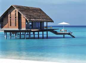 马尔代夫位于斯里兰卡南方的海域里，被称为印度洋上人间最后的乐园。马尔代夫由露出水面及部分露出水面的大大小小千余个珊瑚岛组成，整个地区其实就是一个国家，全名为马尔代夫共和国（Republic Of Maldives）。       