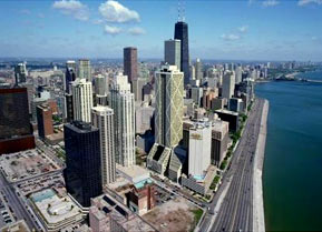芝加哥(Chicago)是仅次于纽约和洛杉矶的第三大都会区。芝加哥也被誉为全球十大最富裕城市，芝加哥的天际线更是全球十大天际线之一。  如今的芝加哥是美国非常受欢迎的旅游城市，芝加哥市也有很多著名的景点，如希尔斯大厦、林肯公园、林肯