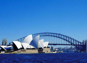 澳大利亚的发源地悉尼(Sydney)是如今大洋洲最大的城市，空间、阳光、自由、欢乐及色彩是悉尼给人最深刻的印象。这个充满活力的城市是围绕着一个世界上最美丽的海港而建，很容易就可从这个国际都市的中心走到不同的阳光灿烂海滩。     