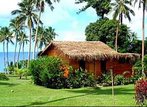 苏瓦是斐济首都，也是全国政治、经济、文化中心。因拥有最主要的港口，逐渐发展成为南太平洋的交通重镇，港口外有珊瑚礁，自然条件优越。气候湿润凉爽，景色宜人，街道两旁高大的椰子树、面包果树、芒果树迎风摇曳，草坪犹如碧毯，四季鲜花盛开，整个城市犹如
