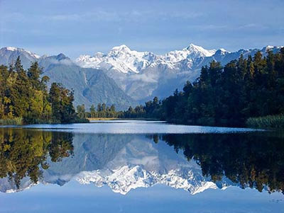 皇后镇(Queenstown)位于瓦卡蒂普湖 (Lake Wakatipu)北岸，是一个被南阿尔卑斯山包围的美丽小镇，依山傍水。新西兰因其多变地理景观，被喻为“活地理教室”，而皇后镇是全国地势最险峻美丽而又富刺激性的地区，故该区以“新西兰最