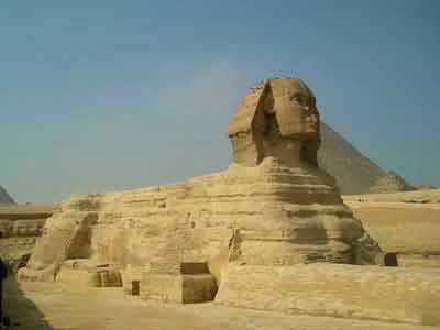 埃及首都开罗坐落在尼罗河三角洲顶点以南约14公里处，它不仅是非洲最大的城市，也是世界上最古老的城市之一，还是中东政治活动中心。  公元969年，阿拉伯帝国法蒂玛王朝征服埃及，在今天的开罗北面建城定都，命名该城为“开罗”，在阿拉伯文