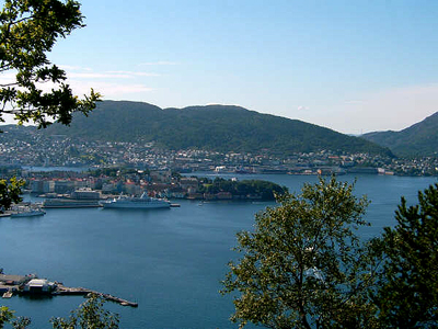挪威第二大城市卑尔根（Bergen）意为“山中牧场”，是最大的港湾城市，历史悠久，被称为峡湾门户。七座高山环绕在城市周围，又被称为“七山之都”。在这些山头之间有缆车相连接，游客来到这里，可乘缆车至山顶，举目四望，峡湾、沙滩交相辉映，一切美景