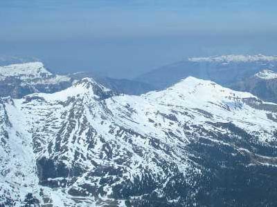 因特拉肯位于瑞士著名风景区少女峰（Jungfraujoch）的脚下，也是进入伯尔尼高地的门户。由于地处图恩湖（Lake Thun）和布里恩茨湖（Lake Brienz）之间，所以被称为因特拉肯（即湖水之间的意思）。这里既能泛舟湖上观光，也能乘