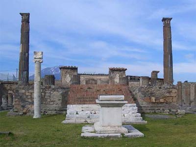 庞贝是位于意大利西南沿海坎帕尼亚地区（Campania）的一座古城，距那不勒斯仅40分钟车程。庞贝历史悠久，公元前一世纪时维苏威火山喷发的一瞬间被火山灰埋在了地下，却因此而保留了大量古罗马帝国的建筑遗迹和艺术文物，成为世界上最为著名的古城遗