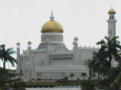 当飞机徐徐降落在婆罗洲岛西北角时，仿佛进入了阿拉丁神话中的国度：金碧辉煌的皇家建筑，彬彬有礼的伊斯兰教国民，富庶的百姓生活……这就是汶莱，一个21世纪的天方夜谭。      汶莱全称汶莱达鲁萨兰国（Brunei Darussala