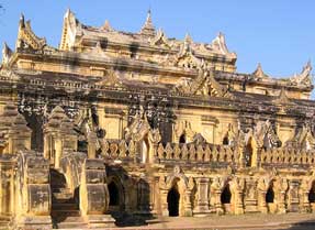 曼德勒是缅甸第二大城市，也是缅甸王朝最后一个都城，因背靠曼德勒山而得名。缅甸历史上曾有的古都，只有曼德勒王城被完整保存下来。      这里没有大城市的繁华热闹，却保留着更加纯朴的文化和田园风光，佛教胜迹和历史文物数不胜数。傍晚的