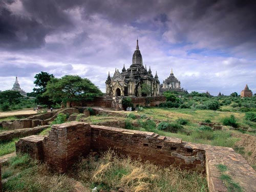缅甸，这片被称为“佛教之国”的神圣土地，有着悠久的历史和灿烂的文化。佛教在缅甸已有2500多年的历史，佛教徒崇尚建造浮屠，缅甸全国到处佛塔林立。因此，缅甸又被誉为“佛塔之国”。阳光下熠熠生辉的佛塔时时刻刻保佑着这个美丽的国度和人民。&nbs