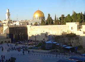 耶路撒冷是以色列的首都，自三千年前大卫王的王国建都于此以来，即为犹太人国家与精神生活的中心所在。今天的耶城则是一个充满活力的繁荣城市，也是中央政府所在地。  耶路撒冷的魅力在于她的神秘和神圣的宗教色彩，耶路撒冷是世界上唯一被三大宗