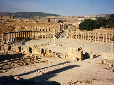 伊尔比德是约旦的第二大城市，2001年与中国郑州结为友好城市。城市本身并没有非常有价值的旅游景点，但周边地区分布着众多古迹，最重要的当属被称为“东方庞培”的杰拉什和约旦最大的考古场地佩拉。可以把伊尔比德作为游览约旦西北部的根据地。 &nbs