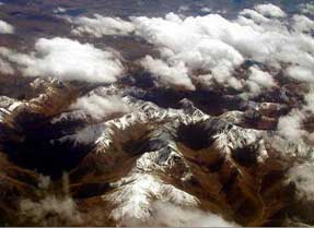 阿里地处西藏西部，平均海拔4500米以上，共有七县一镇，其中狮泉河是阿里地区的政治、经济和文化中心，这里的海拨高达4200米，距拉萨1655公里。西藏是世界的屋脊，而阿里则是屋脊上的屋脊，其奇特的高原风貌势不可挡地吸引着无数探险者们去征服它