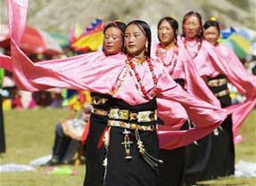 独特的生存环境、宗教信仰、自然禁忌造就了高原藏族灿烂而神秘的传统文化，玉树是青海省藏族文化保存最完整也是最丰富的地区之一，他们的生活方式、行为方式和风俗习惯等方面无不体现出人与自然环境的一种和谐互惠的关系。  玉树素有“法会之乡、江河之源、