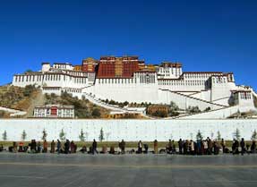 拉萨是西藏自治区的首府，是这个世界上最具特色、最富魅力的城市之一。这不仅因为它海拔3650米的高度令初来者感到晕眩，还因为它1300多年的历史留下的文化遗迹以及宗教氛围所带给人们的震撼。      拉萨素以风光秀丽、历史悠久、文化