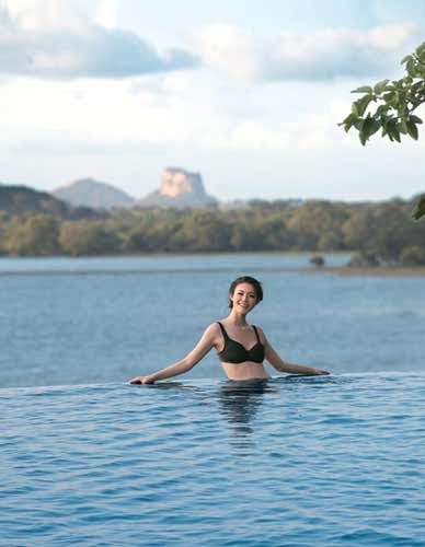 ���� ��Ů Ӿװ Kandalama Hotel�ĺ���Ӿ�أ����еľ�ɫһ�����࣬����ʱ����Ӿ�����պ����綼���˾��ޡ�