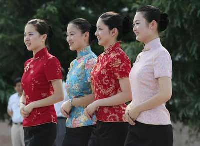 7月1日,穿着云锦服装的东方航空公司江苏公司的空姐。