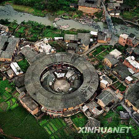 资料图片:福建龙岩地区的永定客家土楼(2002年10月航拍照片).